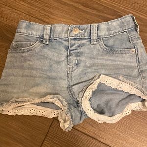 Girls 5T cat and jack demin lace-trimed shorts